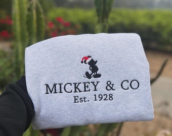 Disneyland Mickey & Co Est 1928 Besticktes T-Shirt, Mickey Frohe Weihnachten Stickerei Sweatshirt, Mickey Weihnachten Hoodie, Weihnachtsgeschenk