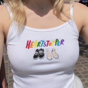 Koszulka bez rękawów Heartstopper z haftem na ramiączkach spaghetti, koszulka wyścigowa Nick i Charlie Pride z haftem, tęczowa koszulka dla niemowląt LGBTQ