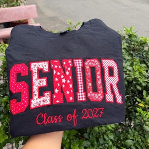 Camiseta de la promoción de 2027, sudadera con cuello redondo de patchwork personalizada para graduados, sudadera con capucha con apliques de tela mixta personalizada, regalo de graduación