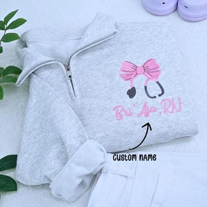 Benutzerdefinierte Krankenschwester Name mit Stethoskop Bogen bestickt T-Shirt, Bow Stethoskop Krankenschwester Viertel Zip Stickerei Sweatshirt, Gesundheitspflege Geschenk