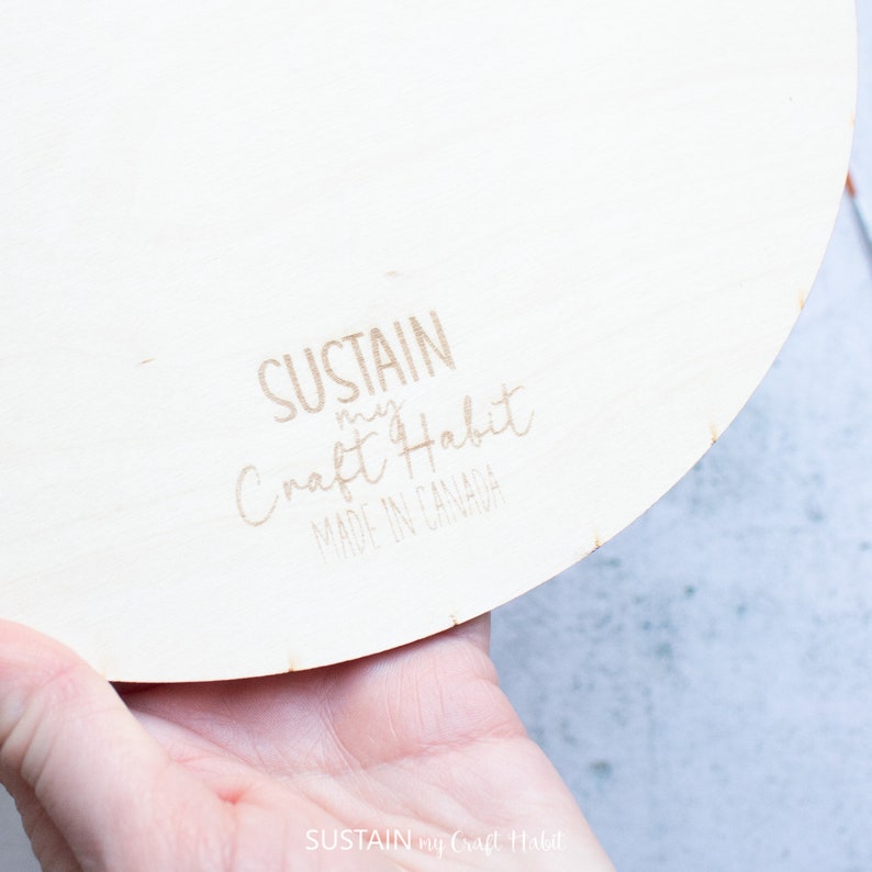 Peut inclure: Gros plan sur un disque rond en bois avec le texte "SUSTAIN my Craft Habit MADE IN CANADA" imprim&eacute; au dos.