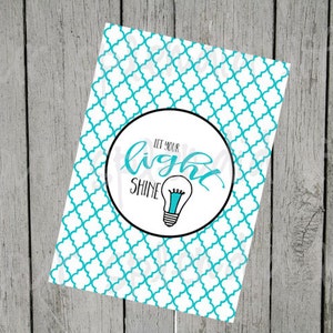 Könnte beinhalten: Eine weiße Karte mit einem türkisfarbenen Muster und einem Kreis in der Mitte. Der Kreis enthält eine Glühbirnengrafik und den Text "Let your light shine".