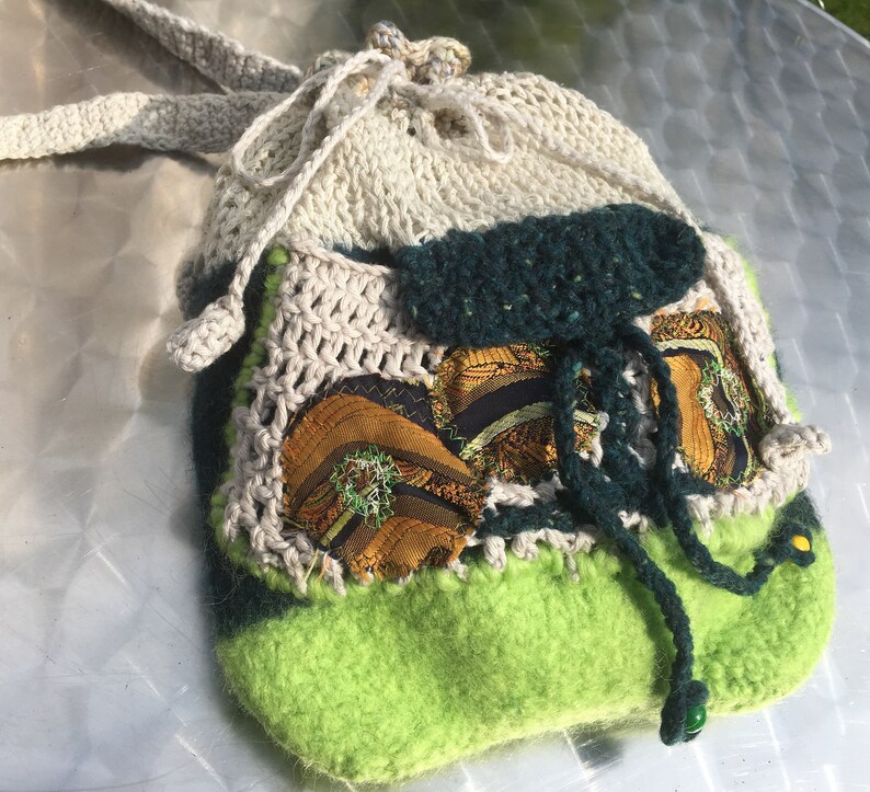 Tasche, boho, grün, NEL GIARDINO di MELA, Handytasche, upcycling, nachhaltig, folk art, Geschenke Frauen Mädchen, nachhaltig, Frühling Bild 3