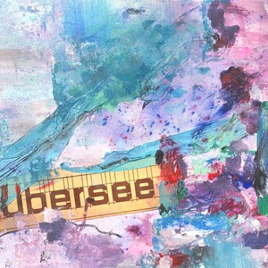 Peut inclure: Œuvre d'art abstraite en techniques mixtes avec un élément de collage. L'œuvre présente un mélange de couleurs, notamment le bleu, le violet, le vert et le rouge. Une règle avec le mot "Ubersee" est collée sur la toile, ajoutant un élément textuel.