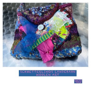 Op de afbeelding: Een klein, kleurrijk patchwork tasje gemaakt van wol en stofresten. De tas heeft een blauwe, groene, paarse en roze kleurstelling. Het heeft een knoopsluiting en verschillende texturen, waaronder kant, lint en tule. De tas is gelabeld met "Schmetterlings Landebahn Woolen Art" en "Gretes Traum".
