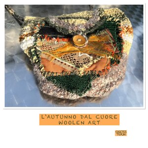 Könnte beinhalten: Eine kleine gehäkelte Tasche mit Patchwork-Design in verschiedenen Farben und Texturen, darunter Braun, Grün, Orange und Gelb. Die Tasche hat einen Holz-Knopf und einen Riemen. Der Text "L'AUTUNNO DAL CUORE WOOLEN ART" und "GRETES TRAUM" ist auf dem Bild zu sehen.