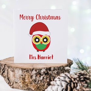 Carte de Noël personnalisée pour professeur | Personnel de pépinière mignon hibou rouge | Cadeau pour assistant d'enseignement | Carte de chambre d'enfant