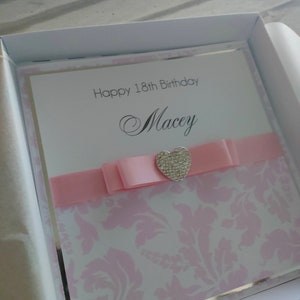 de famille de maman d'âge de joyeux anniversaire | Carte personnalisée de luxe coeur rose en boîte