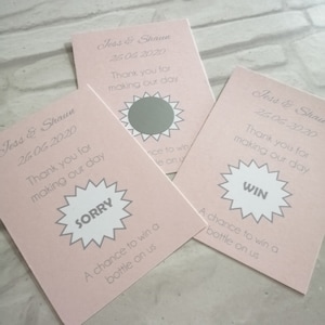 Cartes de mariage personnalisées à gratter, jetons de faveur.
