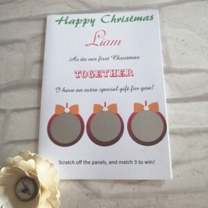 Carte à gratter amusante grossière pour le premier Noël. M. et Mme, ensemble, carte Couples