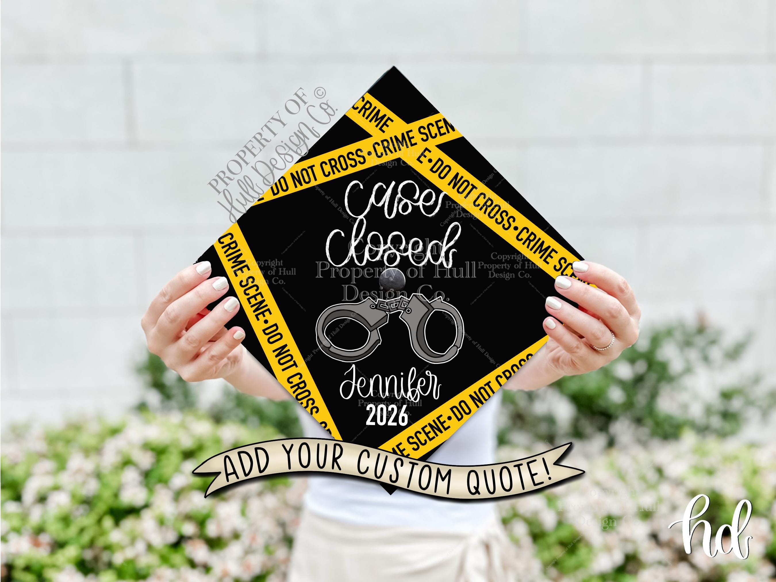 Adorno personalizado para birrete de graduación de justicia penal \, image size:2700x2025