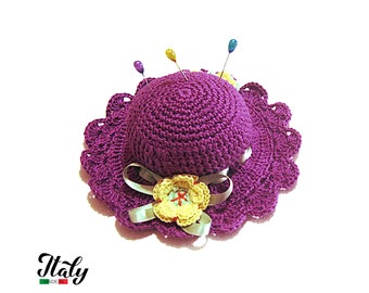 Puntaspilli viola con fiori gialli a forma di cappellino all'uncinetto in cotone 11.5 cm per le amanti del cucito - Made in Italy
