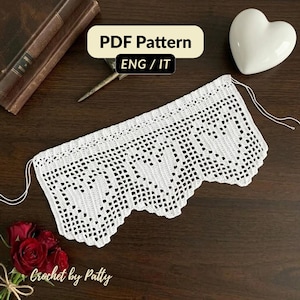Könnte beinhalten: Ein weißes Häkelspitzenstück mit einem wiederkehrenden Herzmuster und einem gewellten Rand. Das Bild enthält den Text PDF Pattern ENG / IT und Crochet by Patty sowie ein weißes herzförmiges Objekt und Bücher.