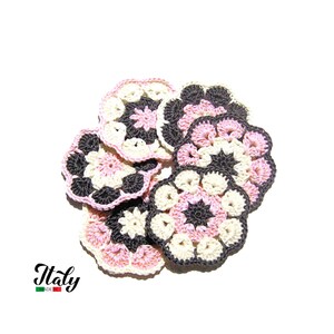 Antike weiße, rosa und dunkelgraue gehäkelte Blume aus Baumwolle 3,1 Zoll (8 cm) für Anwendungen 21PP - 6 STÜCK - Made in Italy