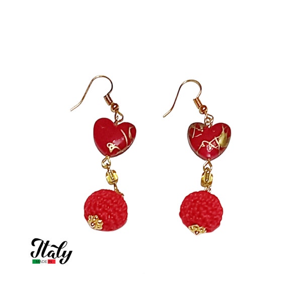 Boucles d'oreilles au crochet rouges avec coeur et boule en coton 2,7 inc. (7 cm) - Fabriquées en Italie