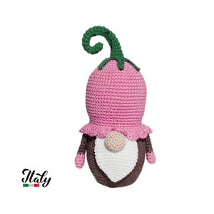 Amigurumi Crochet Gnom mit rosa Blume aus Baumwolle 11 x 18 cm Spielzeug für Kinder 7MG - Made in Italy
