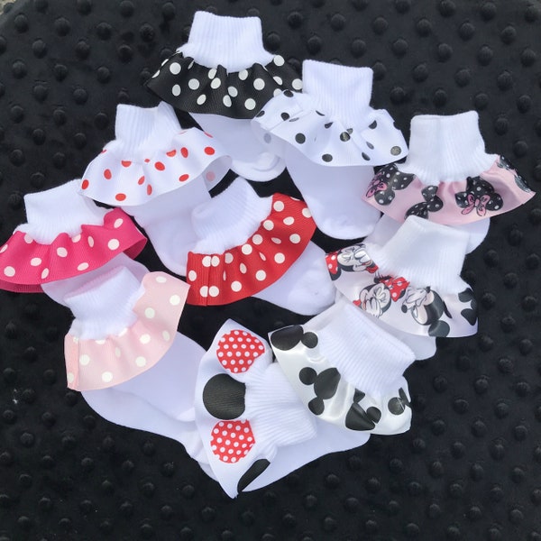 Chaussettes à volants - Bracelets de cheville ornés de ruban - Disney-Minnie Mouse-Mickey Mouse-nouveau-né-bébé-bambin - Chaussettes TurnCuff blanches - Ruban satin et gros-grain