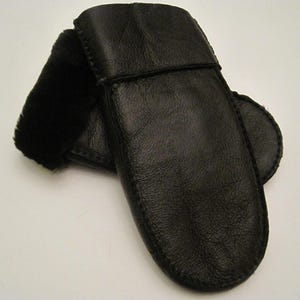 Luvas masculinas artesanais em pele de carneiro natural (couro natural com acabamento interno em pele de carneiro macia e natural). Quentes e muito macias, suaves para a pele das mãos.