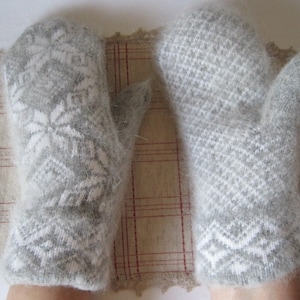 Traditional and Fashion Norway Snowflake Pattern Knit natural gray Angora wool and Goat Down yarn Women Mittens Nice Warm Soft for hands
