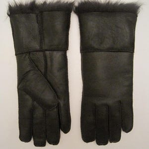 Guanti da donna fatti a mano in pelle di pecora naturale (pelle naturale rifinita all'interno con morbida pelle di pecora naturale). Caldi e molto morbidi, delicati sulla pelle delle mani.