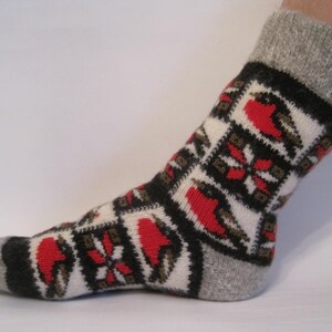 Chaussettes nordiques en feutre tricoté pour femmes en fil de laine angora naturelle Knit Magic Winter ornament Bullfinches Douces, chaudes et confortables pour les pieds