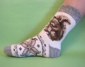 Nordic Woman Socken – wunderschön gestrickt und gefilzt aus hautfreundlichem Angorawollgarn mit Strickmuster „Squirrel“ (EU-Größe 38–40, US-Größe 8–9). Weich, warm und komfortabel.