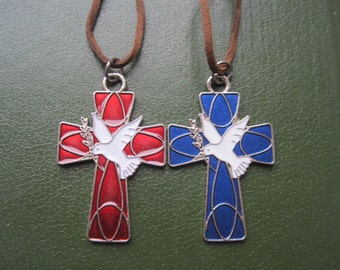 La croix chrétienne avec la Colombe de la Paix est le symbole du Saint-Esprit et aussi de l'activité missionnaire chrétienne. Cordon en cuir émaillé rouge bleu