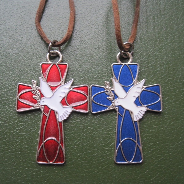 La cruz cristiana con la Paloma de la Paz es símbolo del Espíritu Santo y también de la actividad misionera cristiana. Cordón de cuero esmaltado rojo azul