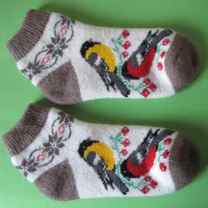 Gebreide sokken in Scandinavische stijl voor dames, gemaakt van 100% natuurlijk angorawolgaren. Breipatroon met vogels. Maten: EU 38-40, US 8-9. Zacht, warm en comfortabel.