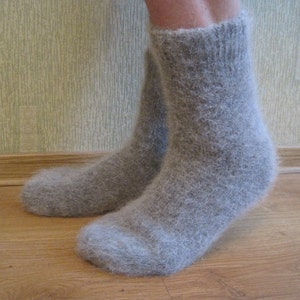Meias femininas tricotadas com lã de cabra, com efeito de aquecimento reforçado para relaxamento e alívio de dores articulares. Tamanhos: EU 38-40 / US 8-9. Super macias e quentes.