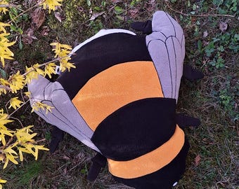 Hommel pluche kussen 50 cm / 19,7 inch