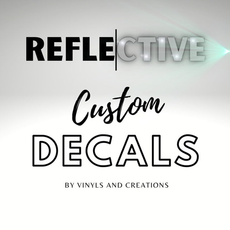 Puede incluir: Un dise&ntilde;o gr&aacute;fico que presenta el texto REFLECTIVE en negro y plata, con la palabra Custom en una fuente cursiva negra debajo, seguida de la palabra DECALS en una fuente negra de contorno grueso, y BY VINYLS AND CREATIONS en la parte inferior.