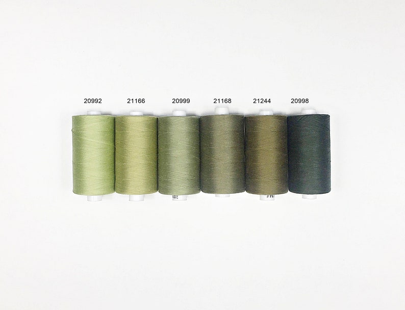 Pu&ograve; includere: Sei bobine di filo in diverse tonalit&agrave; di verde, dal verde chiaro al verde scuro. Le bobine sono numerate: 20992, 21166, 20999, 21168, 21244 e 20998.