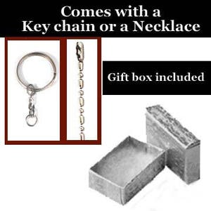 K&ouml;nnte beinhalten: Ein silberner Schl&uuml;sselanh&auml;nger und eine Halskette mit einer silbernen Kette. Eine Geschenkbox ist im Lieferumfang enthalten.