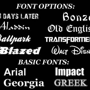 K&ouml;nnte beinhalten: Ein Schwarzwei&szlig;bild, das eine Liste von Schriftartoptionen zeigt. Die Schriftarten umfassen 28 Days Later, Bonzai, Aladdin, Old English, Ballpark, Transformers, Blazed, Walt Disney, Arial, Impact, Georgia und Greek.