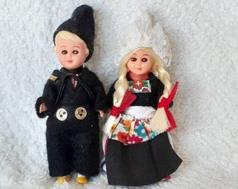 Coppia di bambole olandesi in miniatura, costume in tessuto infeltrito, arti articolati, occhi assonnati, vicino
