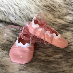 Pink with white polka dots baby girl crib shoes/ booties with white ribbon