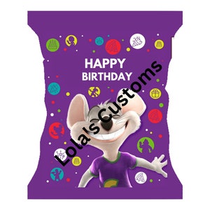 Puede incluir: Bolsa de regalo de cumpleaños morada con un personaje de ratón de dibujos animados que lleva una camisa morada y una gran sonrisa. La bolsa tiene un mensaje de feliz cumpleaños y confeti de colores.