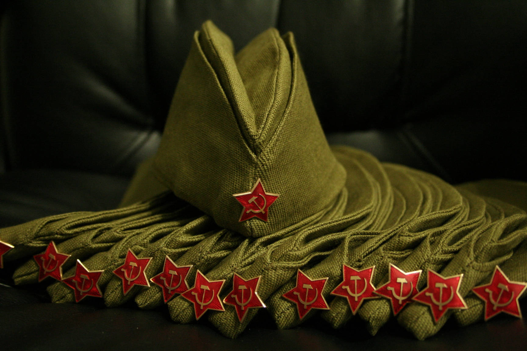 Пилотка хочет внимания 