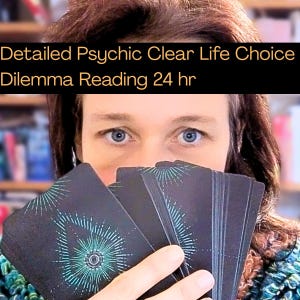 Op de afbeelding: Een persoon houdt een pak zwarte tarotkaarten vast met een turquoise en wit ontwerp. De tekst "Detailed Psychic Clear Life Choice Dilemma Reading 24 hr" wordt boven de ogen van de persoon weergegeven.