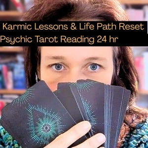 Op de afbeelding: Een persoon houdt een tarotkaartspel met een turquoise en wit ontwerp vast. De tekst op de afbeelding luidt "Karmic Lessons & Life Path Reset Psychic Tarot Reading 24 hr". De persoon heeft blauwe ogen en bruin haar.