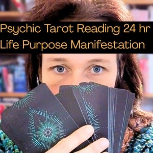 Op de afbeelding: Een persoon houdt een pak zwarte tarotkaarten vast met een turquoise en wit ontwerp. De tekst "Psychic Tarot Reading 24 hr Life Purpose Manifestation" wordt boven de ogen van de persoon weergegeven.