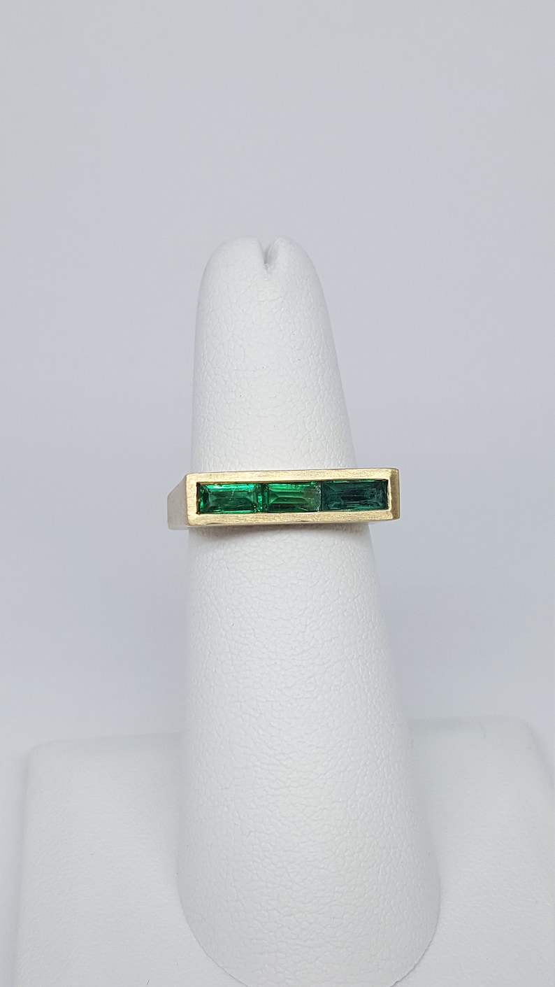 0.40TCW 14K Yellow Gold flat bar top flat three Emerald green ri 0.40TCW 14K Yellow Gold flat bar top flat three Emerald green ri