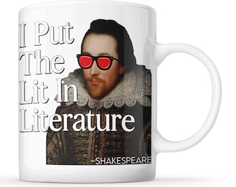 Peut inclure: Une tasse en céramique blanche avec un portrait de William Shakespeare portant des lunettes de soleil rouges. Le texte "I Put The Lit In Literature ~SHAKESPEARE" est imprimé sur la tasse.