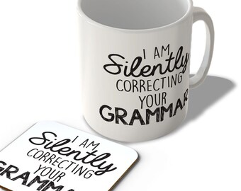 Estoy corrigiendo silenciosamente tu gramática - Juego de tazas y posavasos