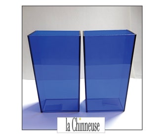 VINTAGE 2 VASEN in blauem PLEXI; 90er Jahre; Paar rechteckige Vintage-Vasen; Design-Dekoration; Sammlerstück.