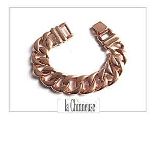 Peut inclure: Un bracelet chaîne en or rose avec un design de maillons épais. Le bracelet est en métal et a une finition polie.