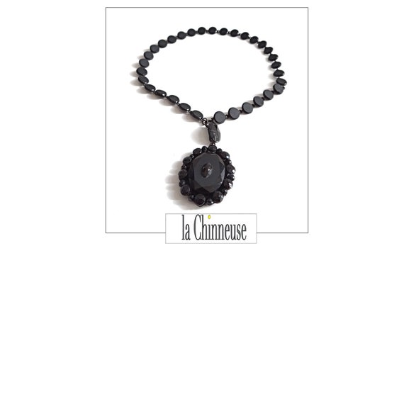 COLLIER & MÉDAILLON NAPOLÉON 3; Collier de Deuil, Fin 19ème Siècle, Pendentif Ouvrant Reliquaire Porte Photo, Perles de Jais, Collectible.