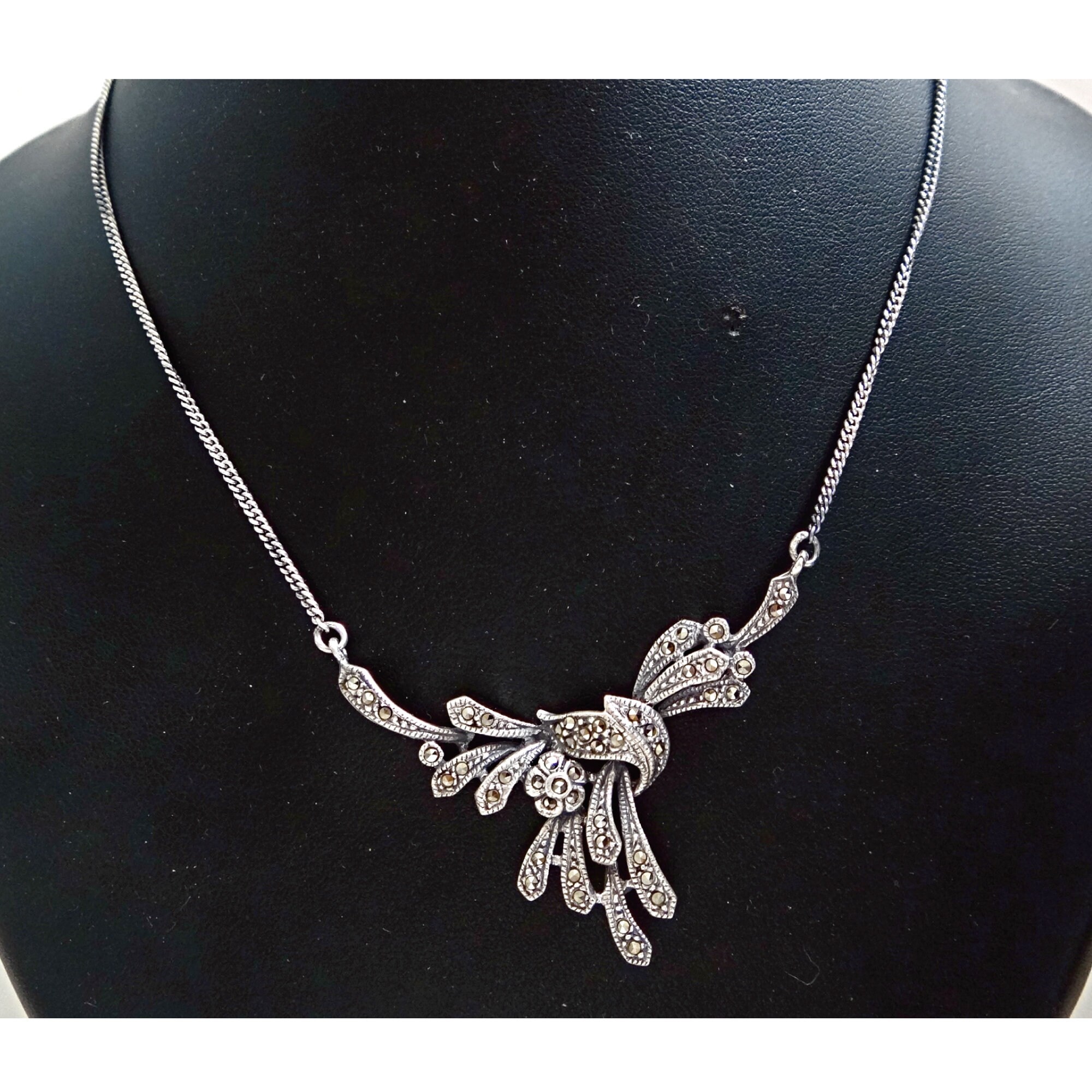 Collier en métal doré et argenté Coeur brisé signé Biche De Collier en métal doré et argenté Coeur brisé signé Biche De