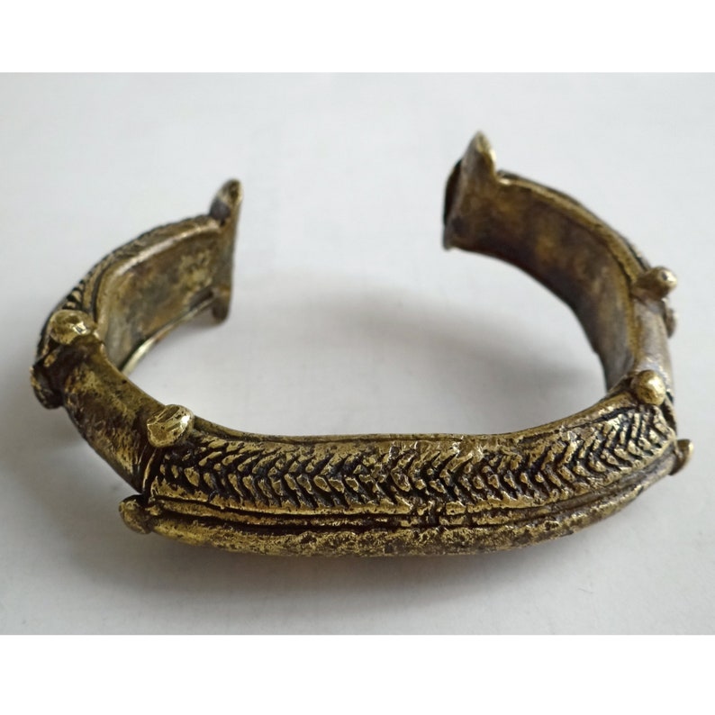 ETHNISCHE MANSCHETTE aus BRONZE Antikes Manschettenarmband Frühes 20. Jahrhundert Stammes-Armband Sammlungsstück. Bild 2